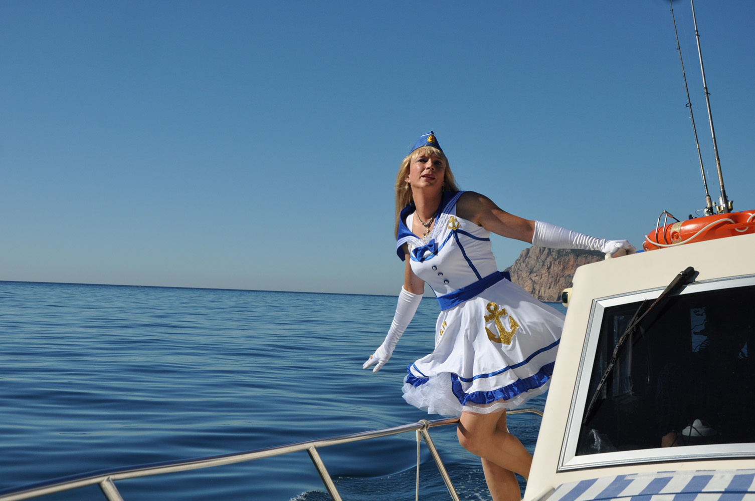 Сексуальная морячка позирует на корабле показывая свою киску